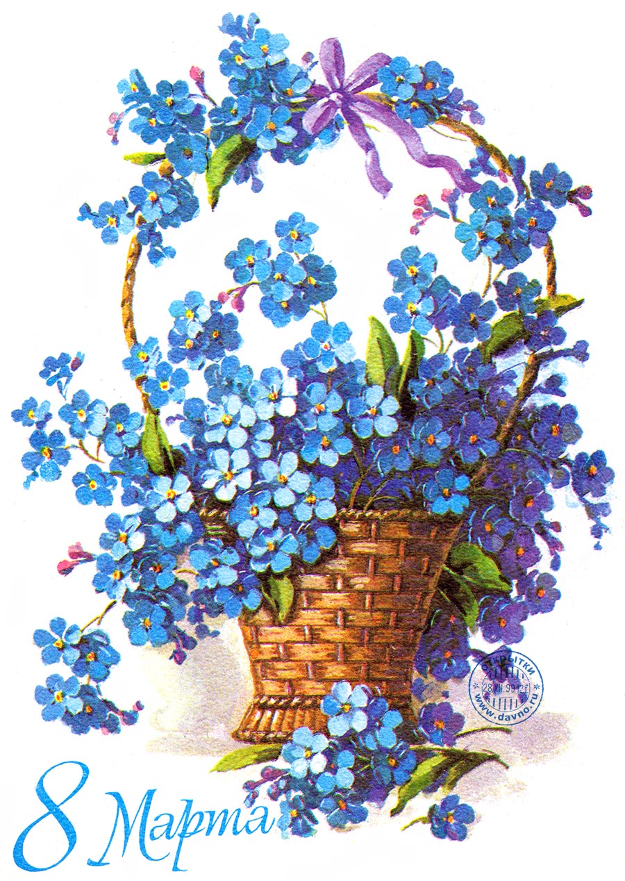 Синие цветы в плетёной корзине