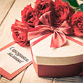 Розы, открытка и коробка с подарком